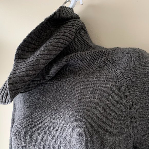 GAP grey turtleneck size M (brooch NOT SOLD) - Picture 5 of 9